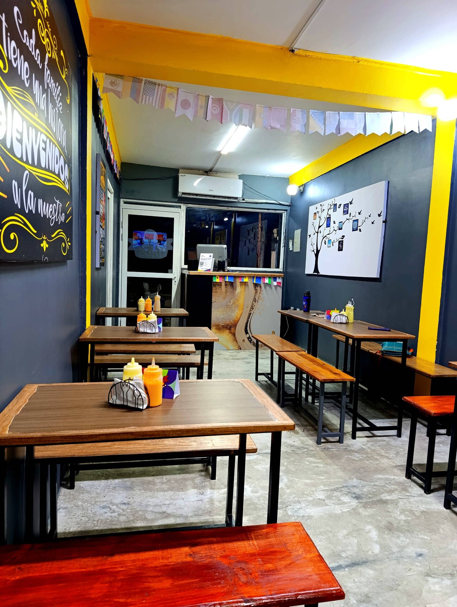 Titos Lunch and Burger, c.a